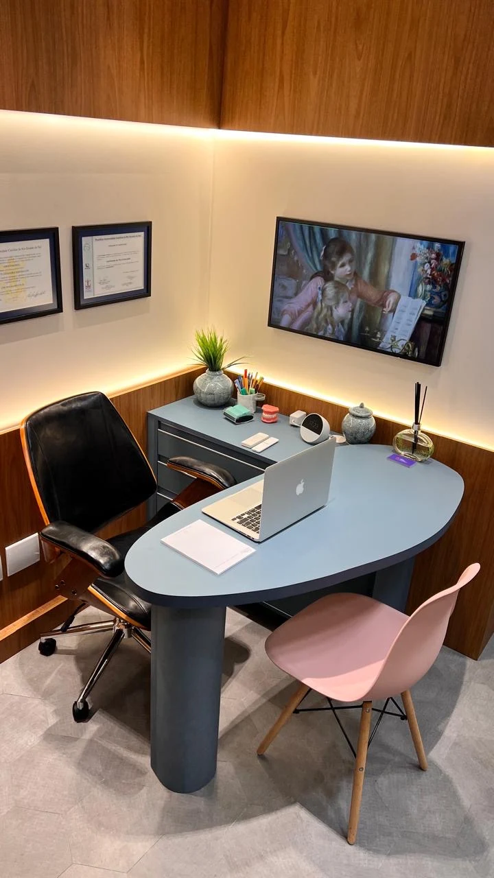 Sala de atendimento com escrivaninha e diplomas